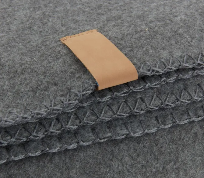 Fleeceplaid DAGLILJE 130x170 mørkegrå