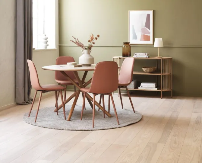 SKIBET Ø120 bord lys eg + 4 BISTRUP stole fersken