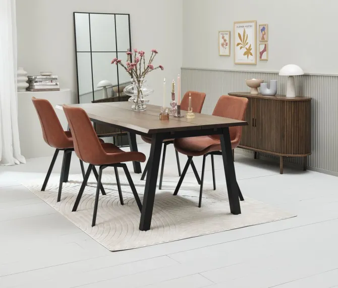 SKOVLUNDE L200 bord mørk eg + 4 HYGUM stole cognac
